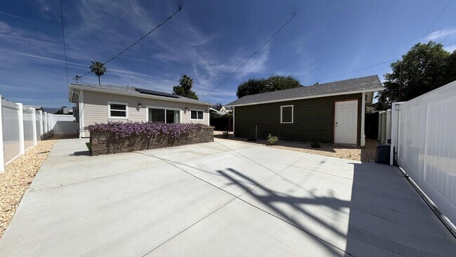 Building Photo - 1018 College Ave