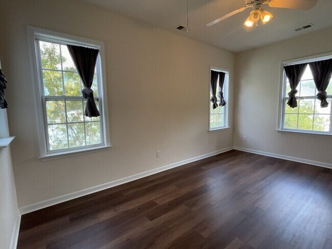 Building Photo - 202 Trillium Ave