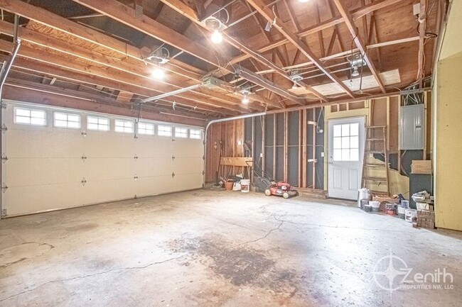 Building Photo - 13101 SE Laver St