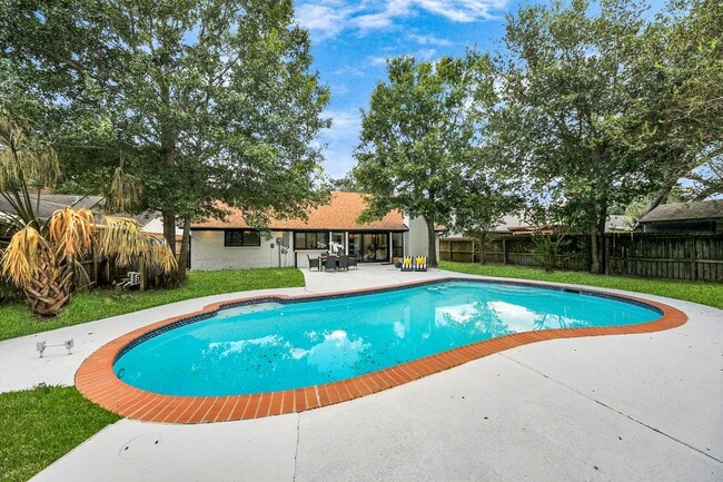 Building Photo - 227 Concordia Dr
