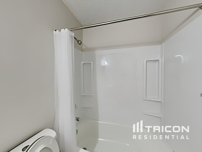 Building Photo - 2660 Malibu Cir