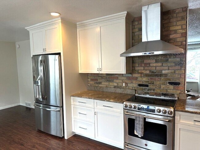 Building Photo - Well maintained tree street home with garage