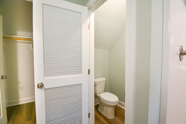 Building Photo - New END UNIT Townhome with Pond View and D...