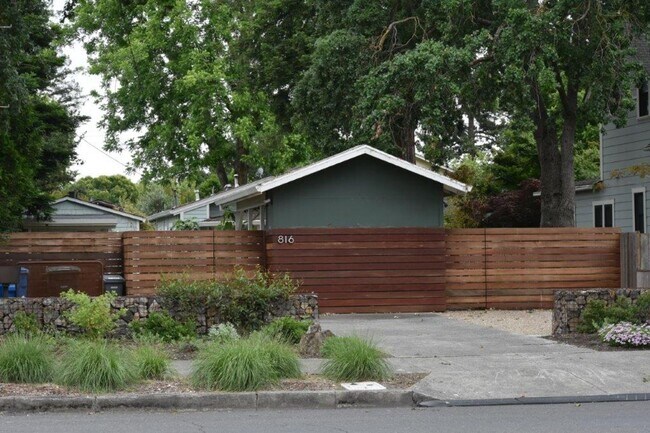 Building Photo - 816 Spencer Ave