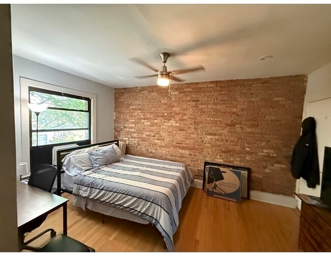Primary Photo - 915 W Schubert Ave