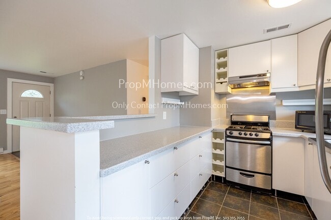 Building Photo - Charming Three Bedroom Awaits in West Linn!