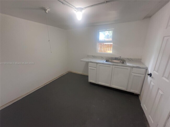 Building Photo - 225 NE 56th St