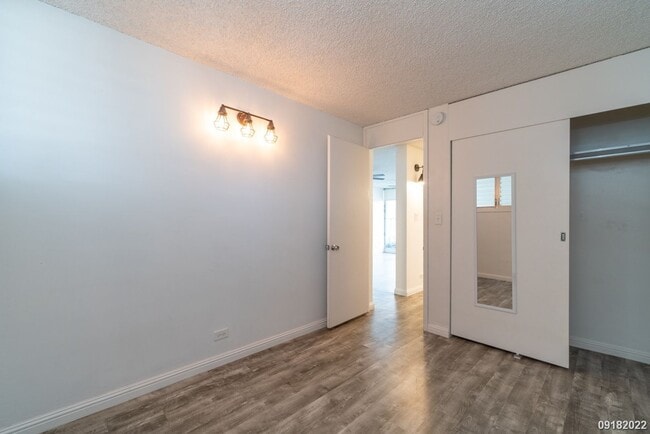 Building Photo - Upgraded 2BR 1BA 1PARKING near Waikiki & UH Manoa! Dishwasher & Washer/Dryer In Unit!