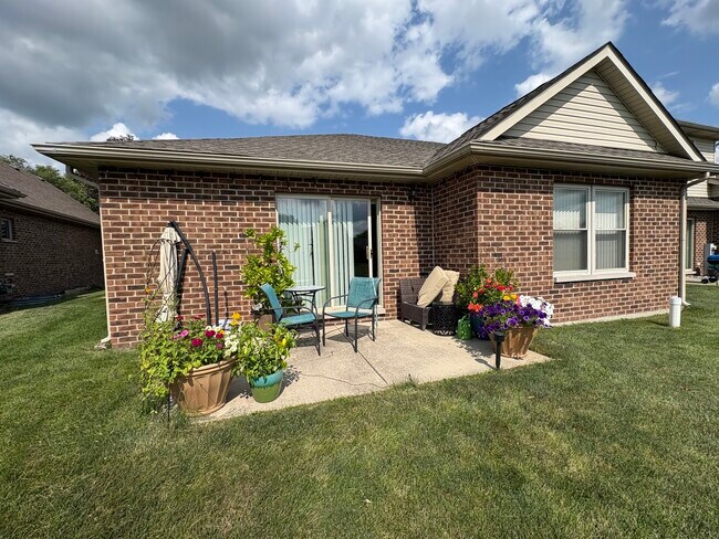 Building Photo - 655 N Edgemere Dr