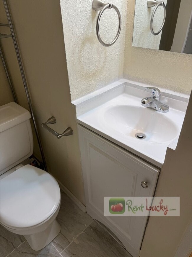 Building Photo - Fully Remodeled & Super Cute 2-Bedroom Cot...