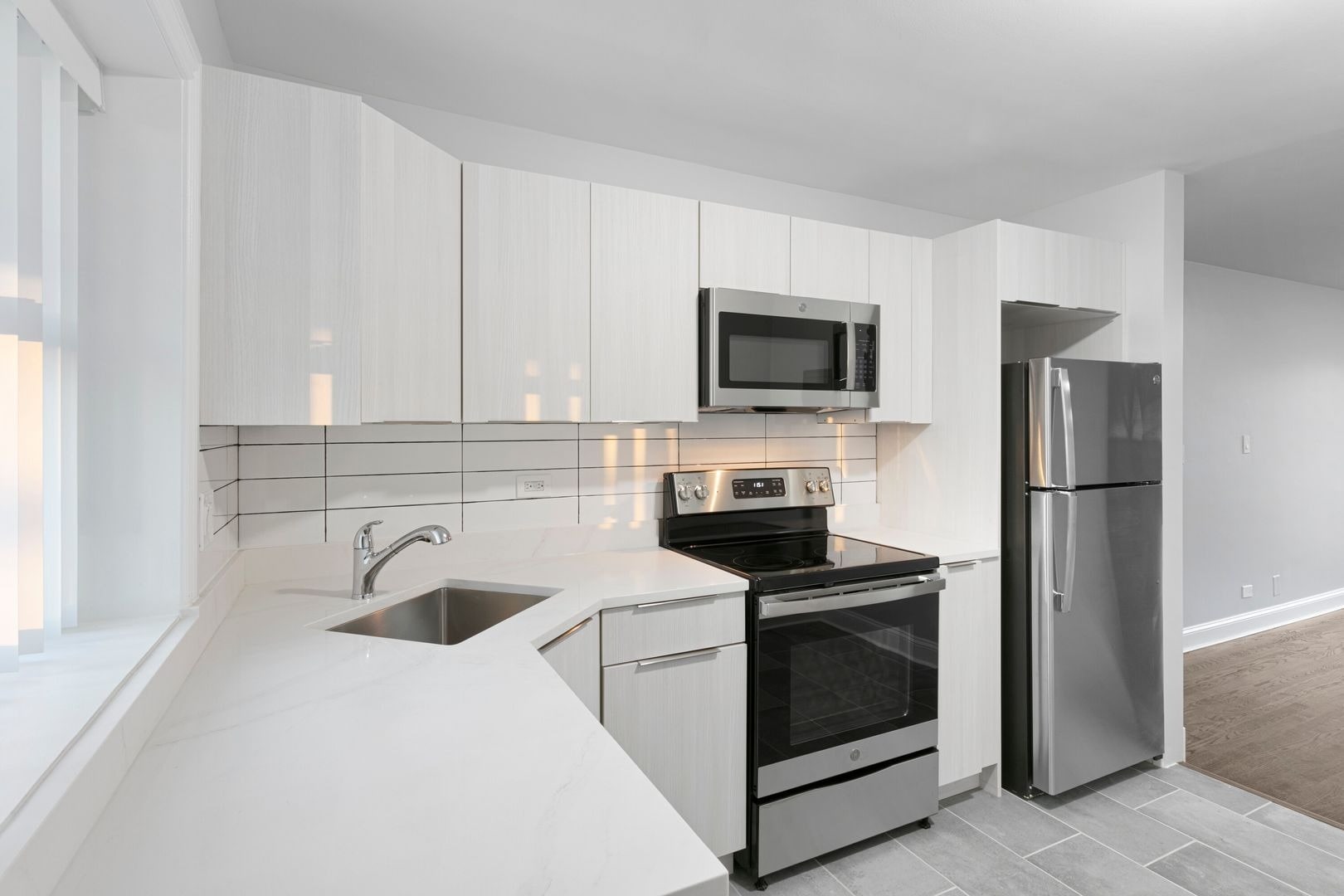 Building Photo - 7639 N Eastlake Ter