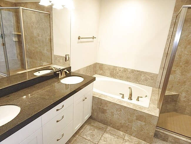 Building Photo - Well Appointed Townhome with Amenities