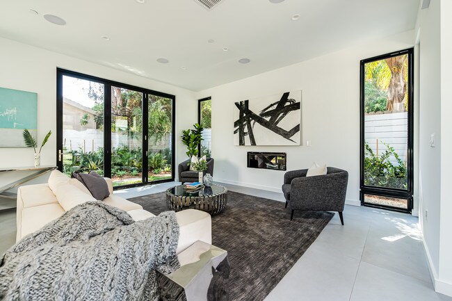 Building Photo - 370 N San Vicente Blvd