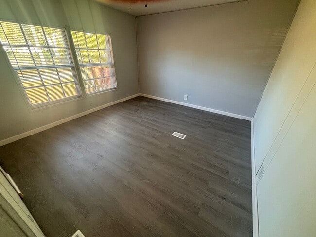 Building Photo - FOR RENT