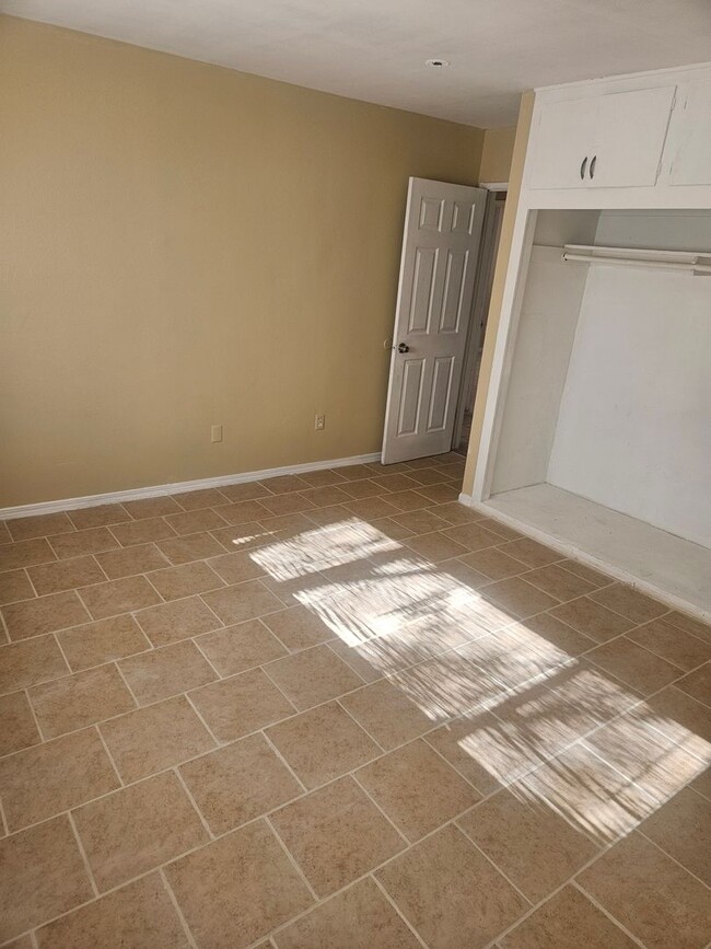 Building Photo - 3 BEDROOM, 2 BATHROOM HOME IN VICTORVILLE....