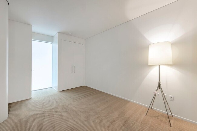 Building Photo - FANTASTIC 1 Bedroom at Veer Towers.