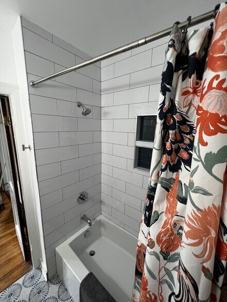 Building Photo - 115 E Cedar Ave