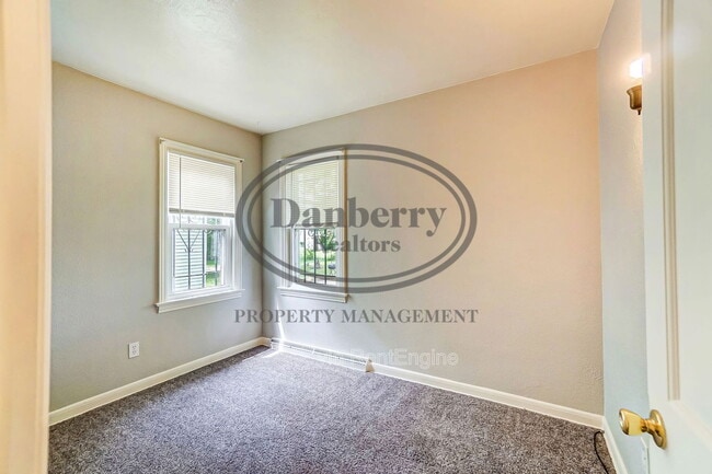 Building Photo - 833 Turner Ave