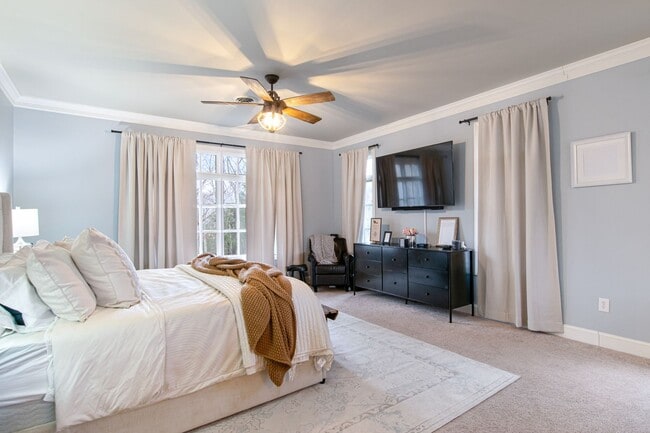 Building Photo - Rent Special! See Description! Spacious Ho...