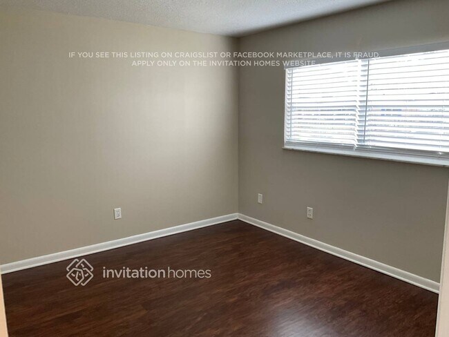 Building Photo - 2401 Driftwood Dr