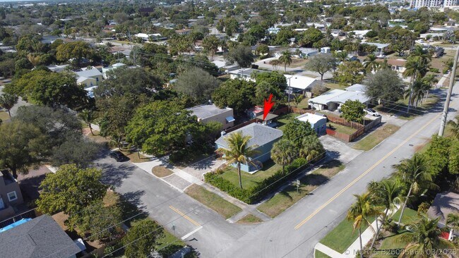 Building Photo - 301 Hawthorne Dr