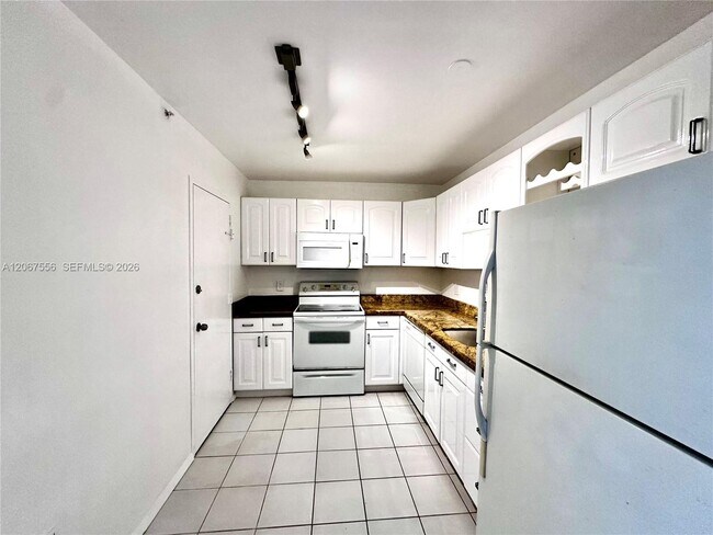 Building Photo - 400 Kings Point Dr