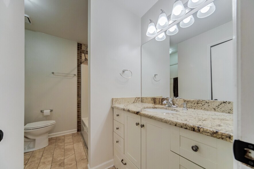 Building Photo - 250 Sanders Ferry Rd