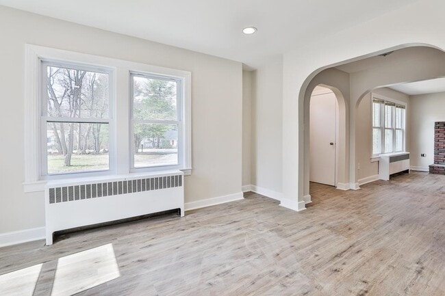 Building Photo - 139 Greeley St