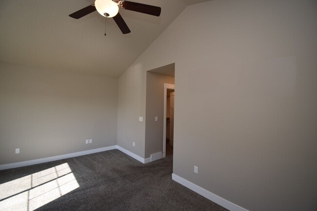 Building Photo - Charming 4 bed Sandy Home, with HOA in Fantastic Location!!!