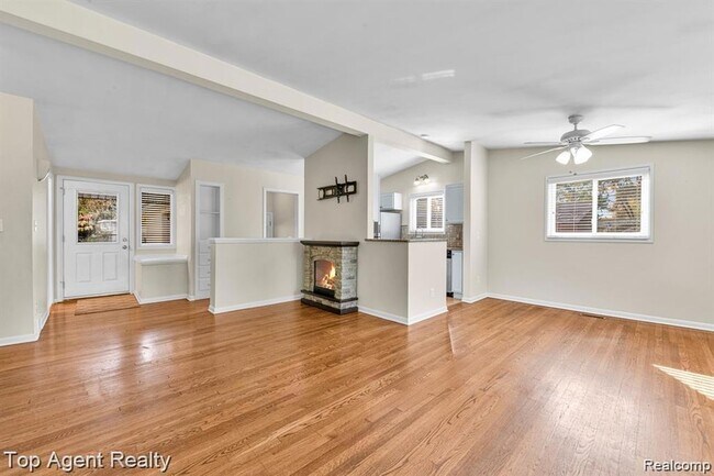 Building Photo - 881 Brooklawn Dr