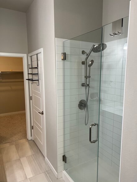 Master bath - 420 E Fremont Pl