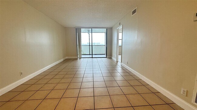 Building Photo - 118 Lake Emerald Dr