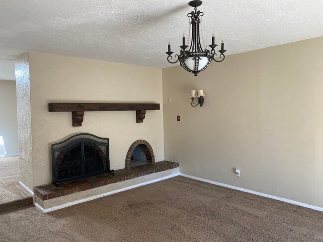 Building Photo - Academy Estates TH 1650/sf 2/BD 2/BA 1/CG