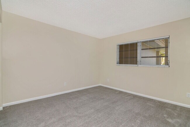 Building Photo - 1020 Palm View Dr