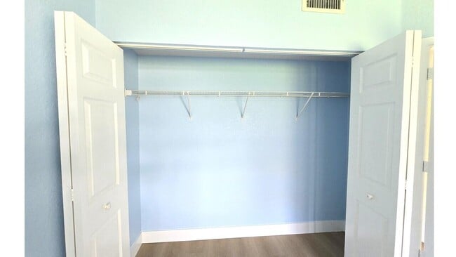 Building Photo - 1157 Golden Lakes Blvd