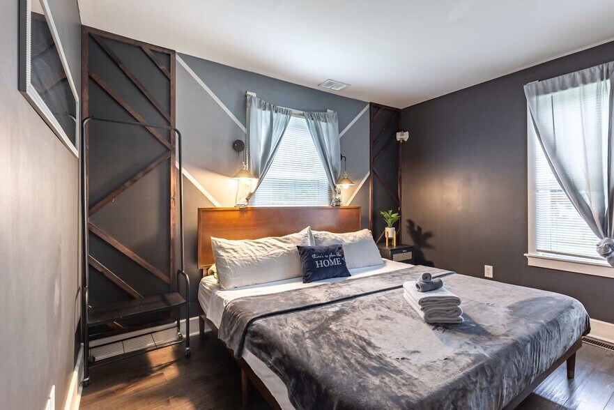 Building Photo - 3203 Sutherland Ave