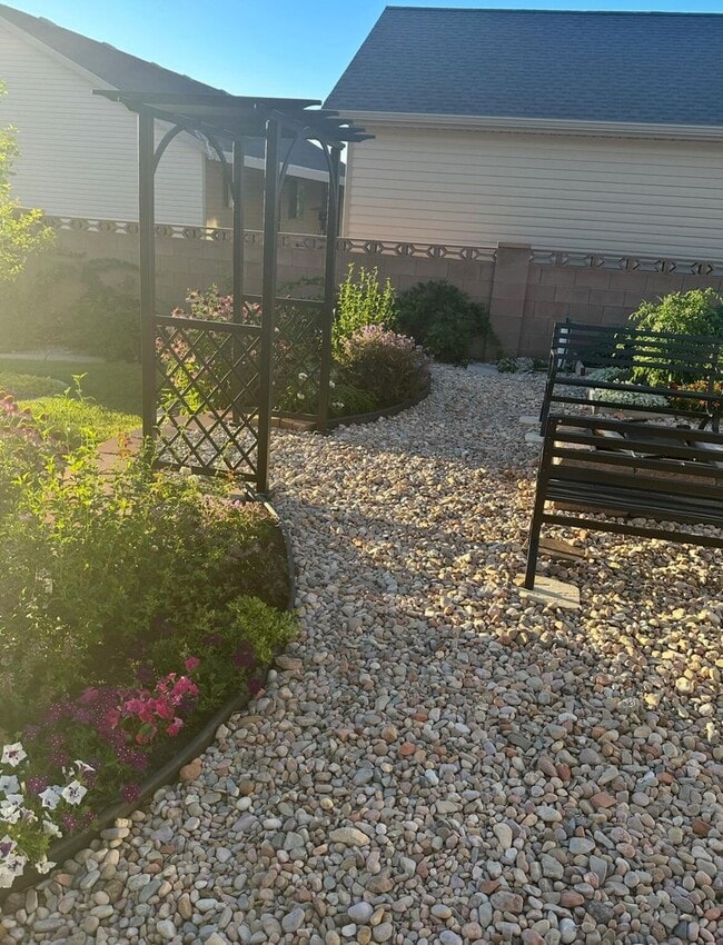 Building Photo - Beautifully Renovated 6 Bedroom Home in th...