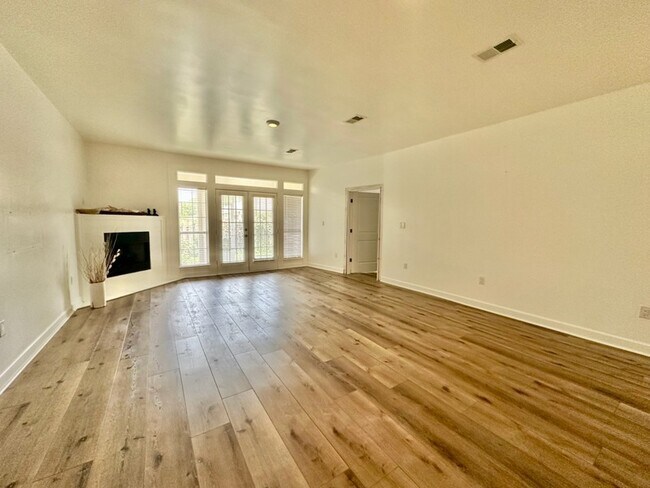 Building Photo - 126 S Shore Dr