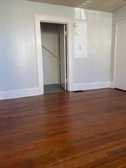 Building Photo - 220 W End Blvd