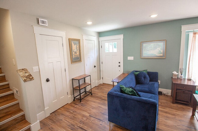 Building Photo - 3104 Oak Lawn Dr