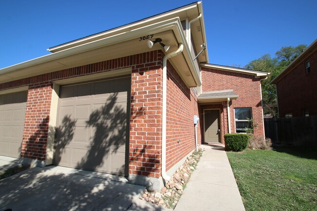 Building Photo - ~INVITING 3/2.5 Townhome Includes Granite in Kitchen & All Kitchen Appliances***Landscaping Inclu...