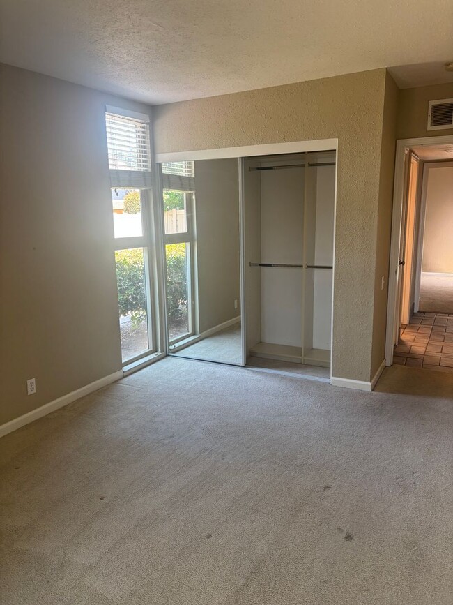 Building Photo - Lovely, 2 Bedroom 1.5 bath townhome nestle...