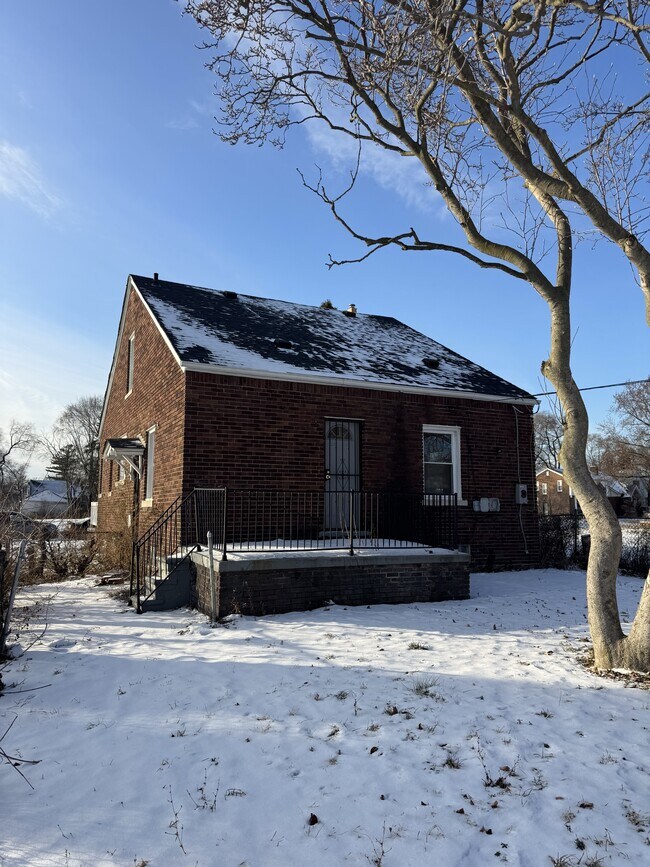 Building Photo - 9400 Lakepointe St