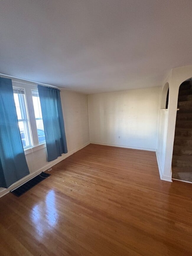 Building Photo - Single Family Home - 3 bedrooms / 2 bathrooms