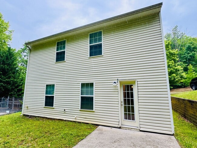 Building Photo - Move-in ready!