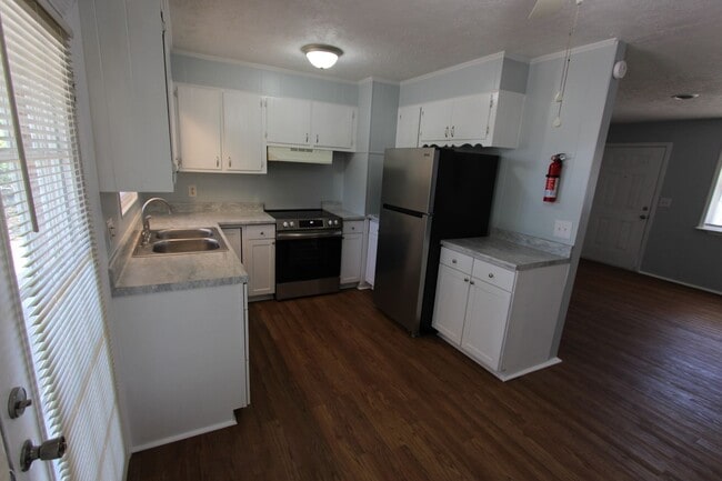 Building Photo - 2071 Fernwood Cir