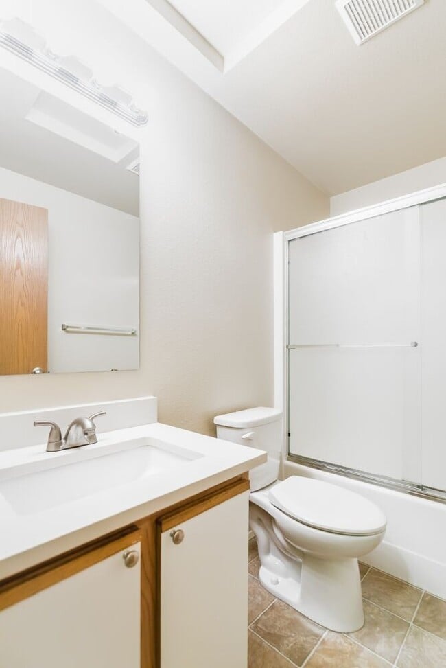 Building Photo - Inviting 3 Bedroom/2 Bathroom Duplex in Puyallup! Two Car Garage, Fenced Yard, Cul-de-Sac, New Pl...