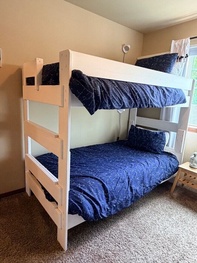 Building Photo - Short term, fully furnished home! 3 bed, 2.5 bath, central a/c, w/d, d/w, covered parking, great ...