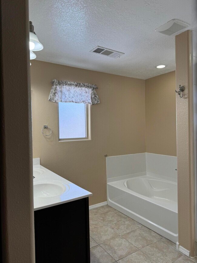 Building Photo - 10812 Fort Point Ln NE