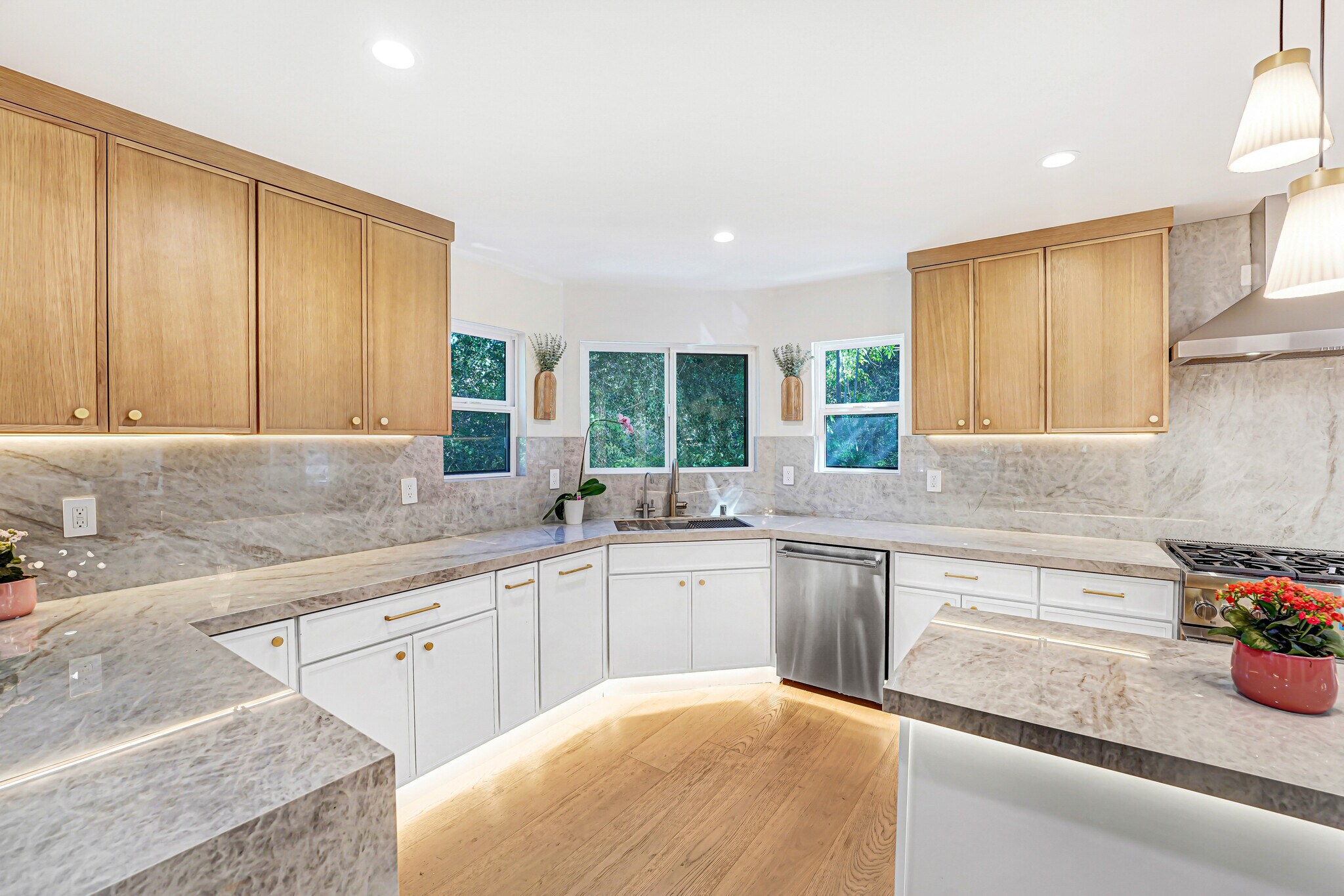 Building Photo - 4611 Louise Ave